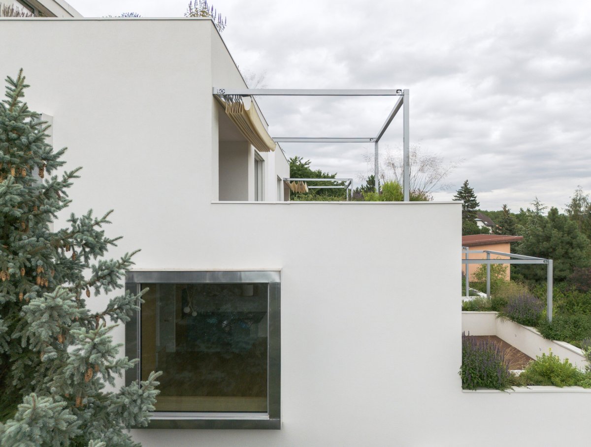 Na bočních fasádách jsou čtvercová okna. (Terasový dvojdům v Krči, martin cenek architecture)