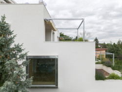 Na bočních fasádách jsou čtvercová okna. (Terasový dvojdům v Krči, martin cenek architecture)