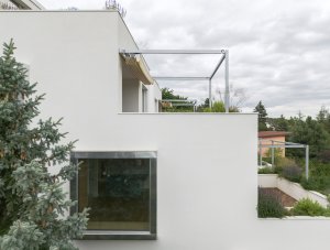 Na bočních fasádách jsou čtvercová okna. (Terasový dvojdům v Krči, martin cenek architecture)