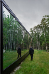 Prefabrikované chatky od studia Bourgeois / Lechasseur architects nedaleko kanadské lyžařské oblasti Le Massif de Petite-Rivière-St-François v lese u Charlevoix