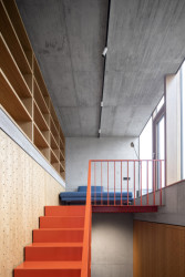 Rodinný dům Na rade, Noiz architekti:  Scodiště končí čítárnou, odtud vede východ na terasu