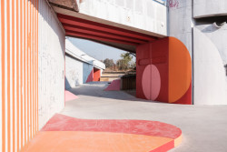 "Vše důležité začíná na kolečkových bruslích," prohlašuje ve filmu CEO společnosti Mattel. Pro projížďku i trénování ostřejších triků studio U / U nedávno navrhlo ideální venkovní sportoviště u stanice metra Vltavská. (Outdoorové sportoviště u metra Vltavská, U / U studio, 2020-2021)