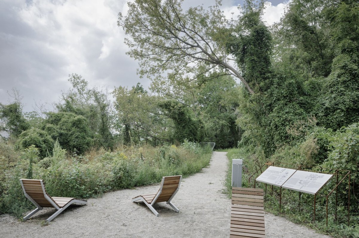Ateliéry archigrest a topoScape proměnily skládku ve Varšavě na park.