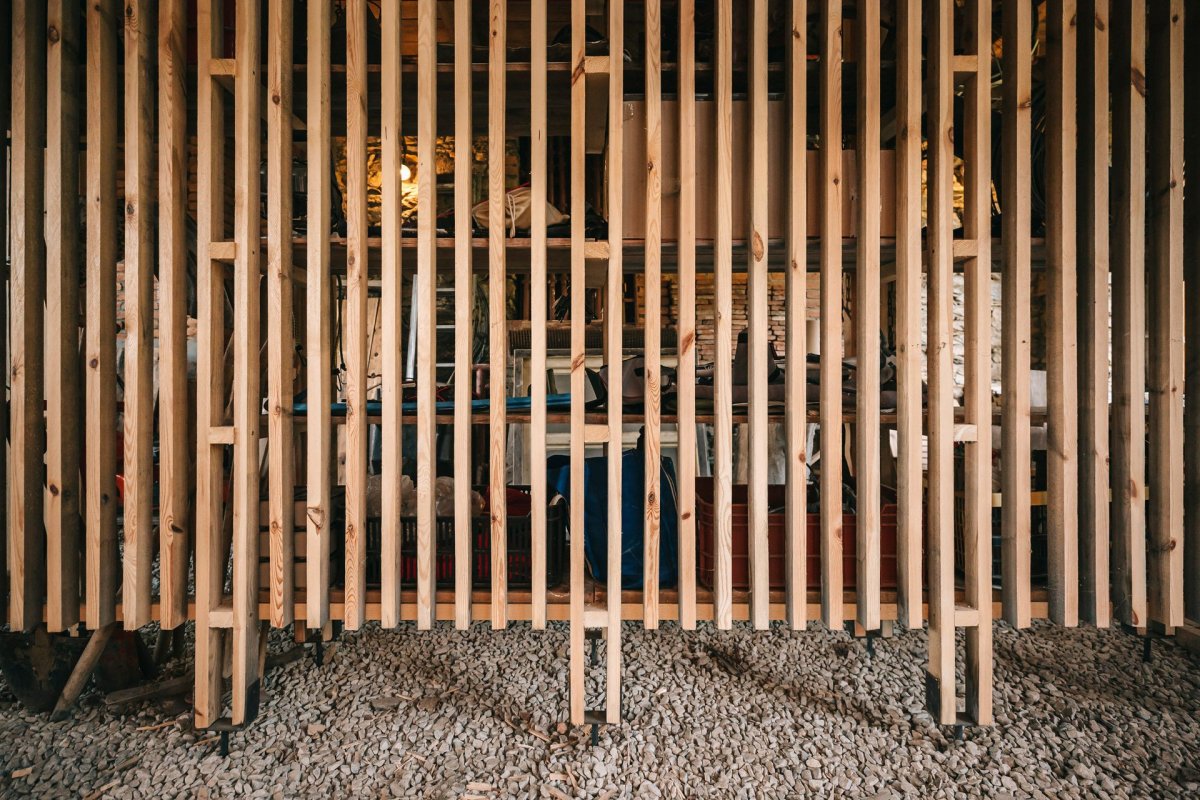 Rekonstrukce stodoly v Pošumaví, BYRÓ architekti: Detail dřevěného paravánu