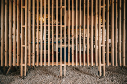 Rekonstrukce stodoly v Pošumaví, BYRÓ architekti: Detail dřevěného paravánu