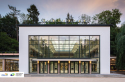 Součástí kolonády je také působivá hala s pramenem Vincentky.