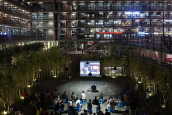 West Village, sportovní, rekreační a obchodní okrsek v Čcheng-tu.