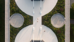 Křižíkovy pavilony prošly rekonstrukcí a získaly pobytovou zelenou střechu. (Rekonstrukce Křižíkových pavilonů na Výstavišti)