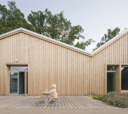 Mateřská škola má odlišně zpracovanou fasádu než domky pro seniory. (Domov pro seniory s mateřskou školou v Horních Jirčanech, ti architekti)