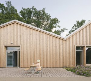 Mateřská škola má odlišně zpracovanou fasádu než domky pro seniory. (Domov pro seniory s mateřskou školou v Horních Jirčanech, ti architekti)