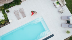 Interiérová designérka Jeanette Hammarstedtová spolu se svou rodinou svépomocí realizovala bazén s terasou.