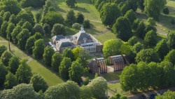 Serpentine Pavilon se každý rok staví v Kensington Gardens v Londýně podle návrhu špičkového architektka či architektky.