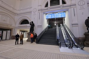 K původnímu schodišti nově přibyly eskalátory, které společně s výtahy zaručují bezbariérový přístup do horní haly a na nástupiště.- Budova hlavního vlakového nádraží Plzeň po rekonstrukci.