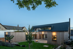 Rodinný dům v Bystřici nad Perštejnem, studio AEIOU: Střední trakt domu završuje sedlová střecha s vikýři