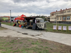 Nadace Proměny Karla Komárka vyhlašuje výzvu k obnově parku před Základní školou U Červených domků v Hodoníně