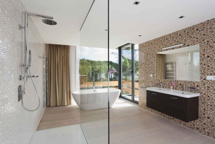 Dodavatel stavby byla  EB – stavební společnost (Rekonstrukce experimentálního domu v Rožnově pod Radhoštěm; Kamil Mrva)