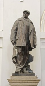Monumentální socha Železničáře z roku 1956 hraje společně se sochou slévače v historii Plzeňanů důležitou roli. Pod sochou si často dávali cestující sraz před odjezdem. Autorem je Karel Čermák s Václavem Věnčeslavem Irmanovem; sádra a patinovaný bronz. - Budova hlavního vlakového nádraží Plzeň po rekonstrukci.