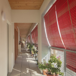 La Balma rozvíjí myšlenku komunitního bydlení jako otevřenou, adaptabilní strukturu, v níž se sousedství stává aktivní silou utvářející každodenní život domu.