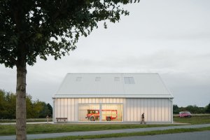 Průsvitný materiál vynikne při nočním osvětlení. (Hasičská stanice Dolní Jirčany, SOA architekti)
