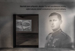 Předsíni expozice dominuje portrét Josefa Mašína