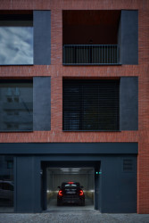 Zasklení každého otvoru je členěno na pevnou a otevíravou část. Netradiční je také nízký parapet, který autoři navrhli vysoký pouhých 450 mm nad podlahou. (Bytový dům Iconik, studio Edit!)