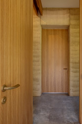 Robinson’s run v australském Budgongu od studia Bennett Murada Architects je vybavený klikami SOGUT v povrchové úpravě mosaz natural od českého výrobce M&T.