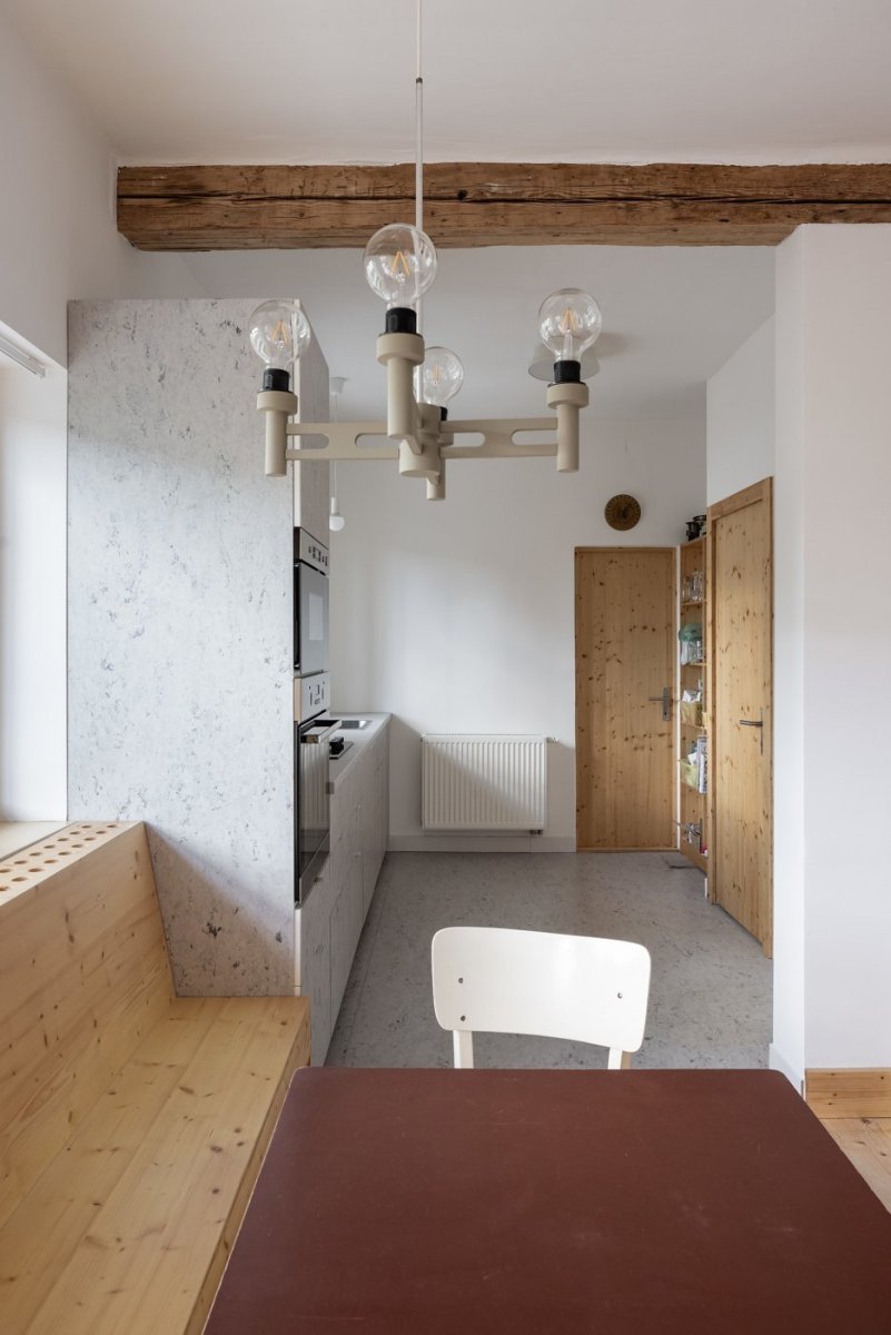 Nízkonákladová rekonstrukce dělnického domku v okresním městě Šaľa od ORA Architekti
