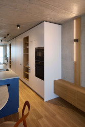 Beton zůstal přiznaný, ovšem prošel lehkou retuší, aby působil jednotně. (Panelákový byt Nad obzorem; Iva Hájková Studio)