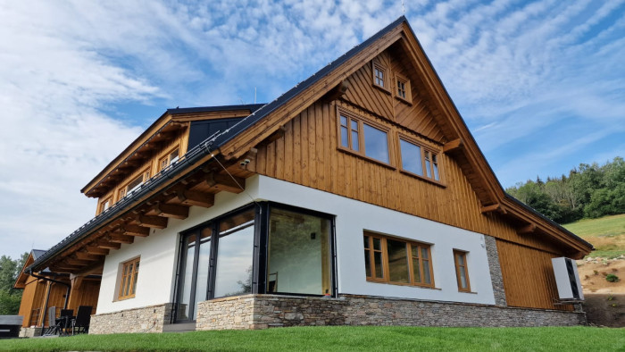 Co největší přísun přirozeného světla do interiéru zajišťuje velkoformátové prosklení, které zároveň umožňuje krásný výhled do okolí.