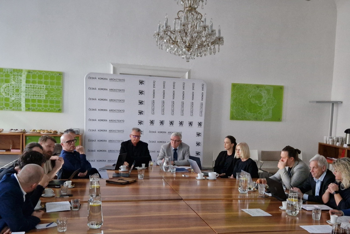 Jednání České komory architektů a České komory autorizovaných inženýrů a techniků činných ve výstavbě o stavebním zákoně. V čele předseda ČKA Jan Kasl a předseda ČKAIT Robert Špalek. 