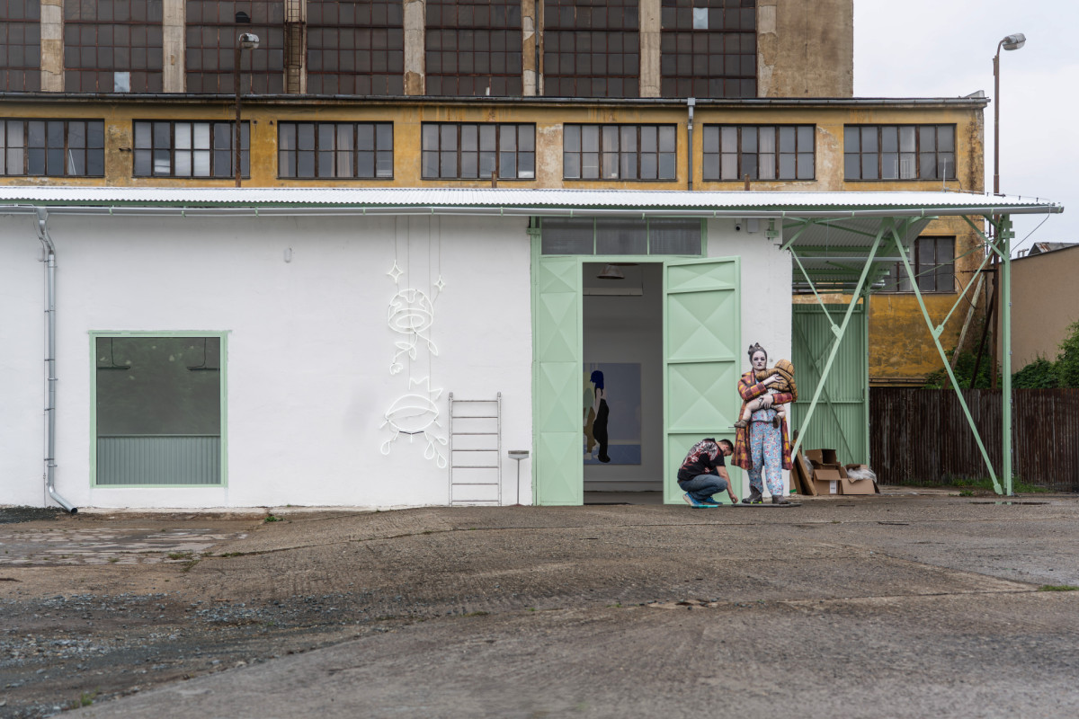 Šmeral Art Factory se nachází v areálu stále funkčních industriálních fabrik v Brně. 