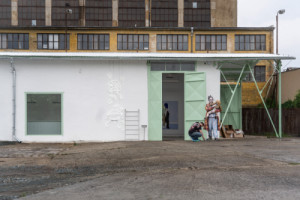Šmeral Art Factory se nachází v areálu stále funkčních industriálních fabrik v Brně. 