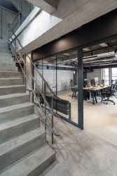 V první fázi rekonstrukce došlo k očištění schodišťového prostoru, původních omítek i železobetonových stropů. Zpřístupnily setak interiéry. - Rekonstrukce Výdušné jámy v Dolních Vítkovicích od Kamil Mrva Architects