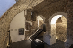 Expozice Skrytý středověk na zámku Bílovec, opus architekti: Prostřednictvím modelů a dalších materiálů prezentuje, jak středověký hrad Bílovec původně vypadal