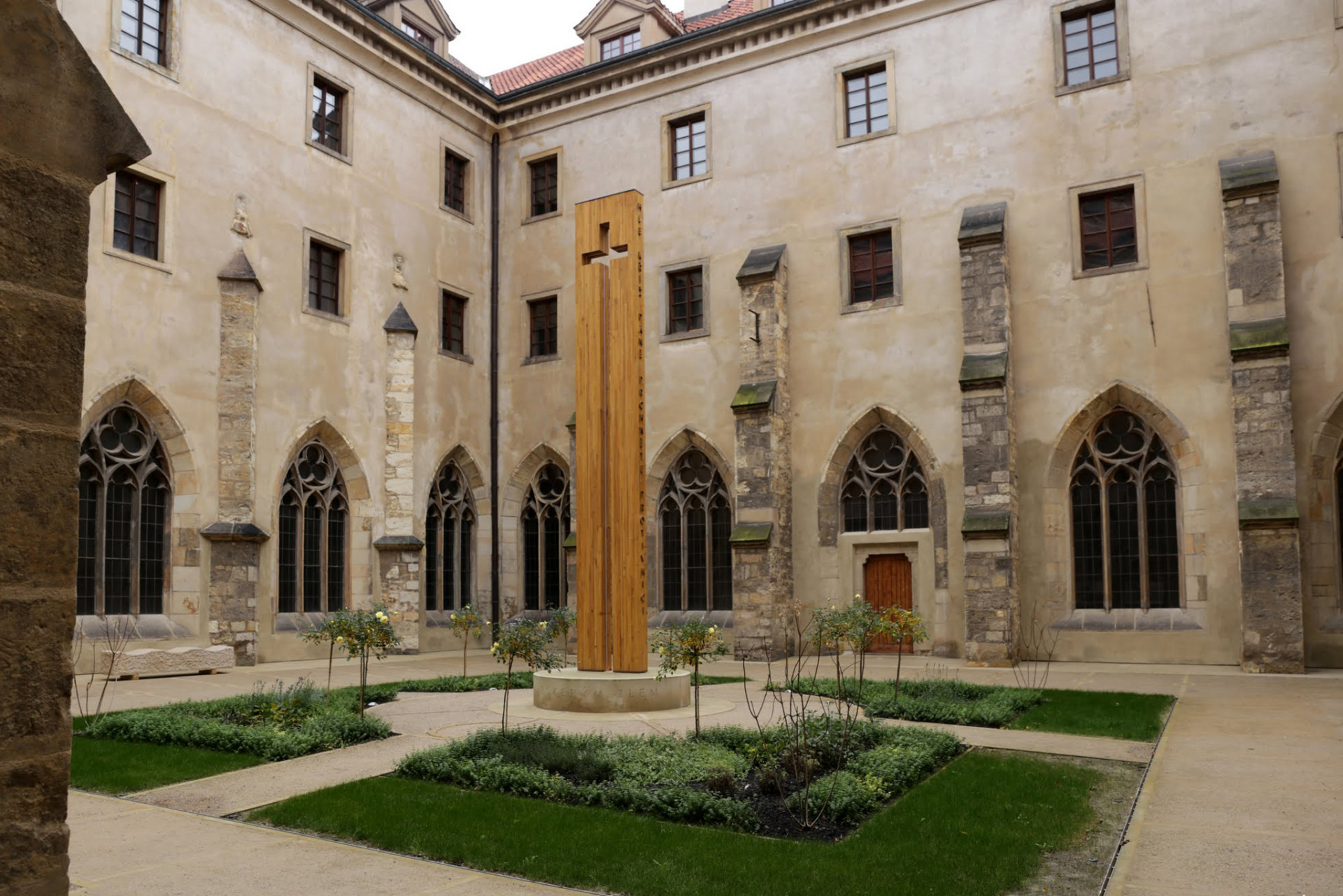 Úpravy veřejného veřejného prostoru areálu Emauzy