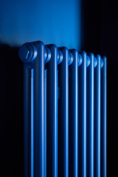 Monochromatická modrá chodba vytváří portál mezi dětským a dospělým světem. (JanskyDundera, Rekonstrukce prvorepublikového bytu)