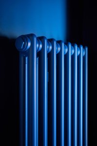 Monochromatická modrá chodba vytváří portál mezi dětským a dospělým světem. (JanskyDundera, Rekonstrukce prvorepublikového bytu)