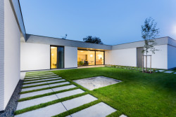 Rodinný dům s atriem od Jiřího Vokřála a Hany Horákové