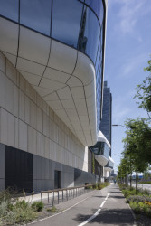 Leitmotivem návrhů studia Benoy jsou oblé tvary. Interakce ve veřejném prostoru a hladkou pěší dostupnost zajistilo další londýnské studio Space Syntax. Do veřejného prostoru umístilo i produkty českého výrobce městského mobiliáře, značky mmcité