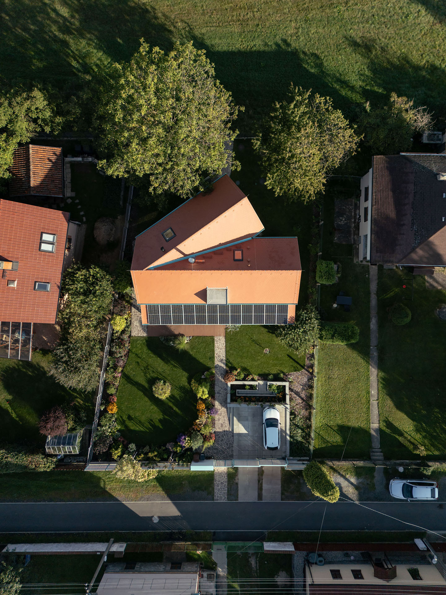 Rodinný dům tvoří dvě rozevírající se hmoty – každá míří jiným směrem. (Rodinný dům v Klokočné od ateliéru Chrama)