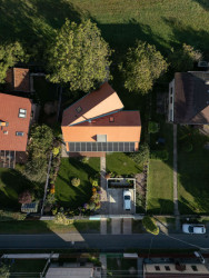 Rodinný dům tvoří dvě rozevírající se hmoty – každá míří jiným směrem. (Rodinný dům v Klokočné od ateliéru Chrama)