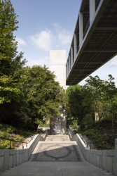 Lávka v Litomyšli od EHL & KOUMAR ARCHITEKTI: Ochozené kamenné stupně vnáší do realizace měkkost, zakřivení starší cesty někde kopíruje i nový beton