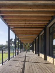 Kabiny FK Klánovice, 20-20-ARCHITEKTI: Konstrukce tribuny je ocelová v antracitovém odstínu