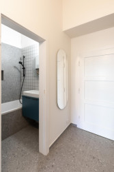 Byla zde položena nová velkoformátová dlažba. - Rekonstrukce bytu v Praze - Holešovicích, Studio Schwestern.