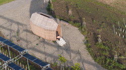 Celý areál je jeden velký experiment. Solární panely jsou rozestavěny tak, aby nezastavěly cennou ornou půdu.