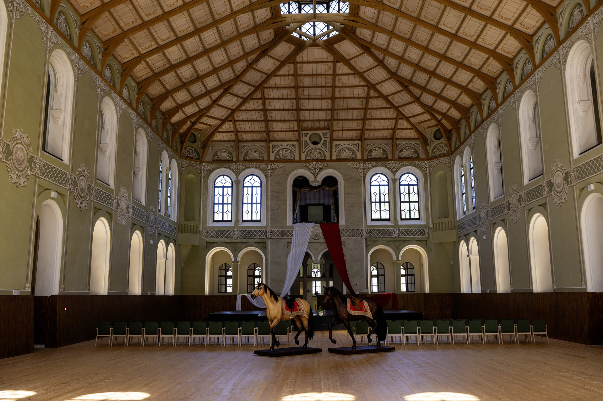 Dominantou jízdárny je hala s rozměry přibližně 20 × 40 metrů a vnitřní výškou prostoru 21,1 metrů.