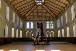 Dominantou jízdárny je hala s rozměry přibližně 20 × 40 metrů a vnitřní výškou prostoru 21,1 metrů.