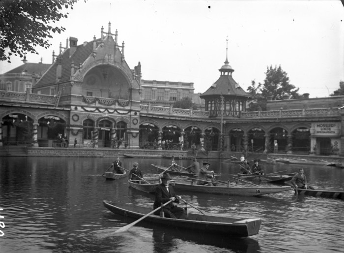 Pohled na budovu ze strany kluziště - 30. léta 20. stol..