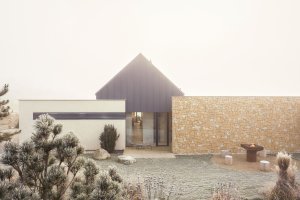 Dům uzavřený do ulice, otevřený do krajiny. (Bungalov ve východních Čechách; Atelier Kunc)