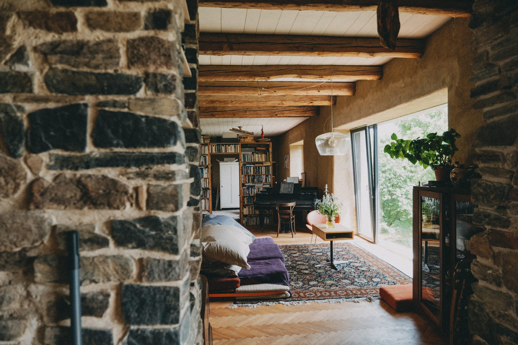 Kamennné zdi mají 80 centimetrů, trámy devět metrů